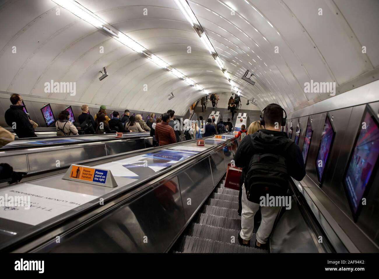 U-Bahnstation, London U-Bahn, U-Bahn, Rolltreppe zu Plattform, London, Vereinigtes Königreich, Stockfoto