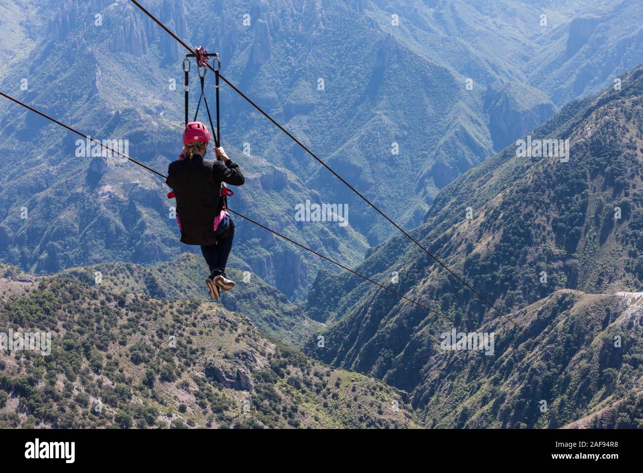 Ziplining in Divisadero, Kupfer Canyon, Chihuahua, Mexiko. 8350 Meter lang, der längste Zip Line in der Welt. Geschwindigkeit 70 km/h auf der Abfahrt erreichen. Stockfoto