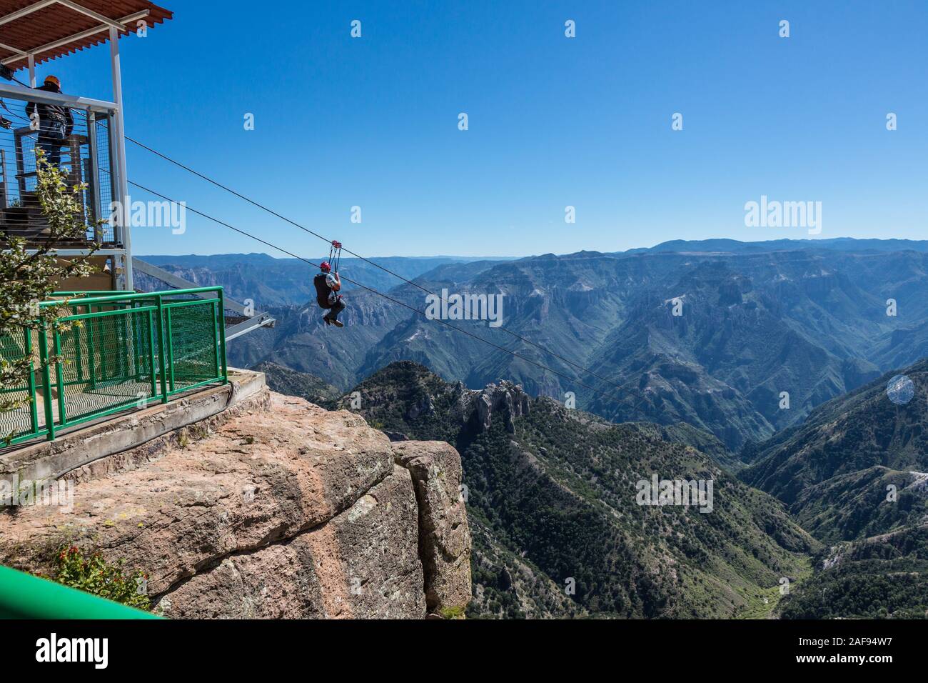 Ziplining in Divisadero, Kupfer Canyon, Chihuahua, Mexiko. 8350 Meter lang, der längste Zip Line in der Welt. Geschwindigkeit 70 km/h auf der Abfahrt erreichen. Plz Stockfoto