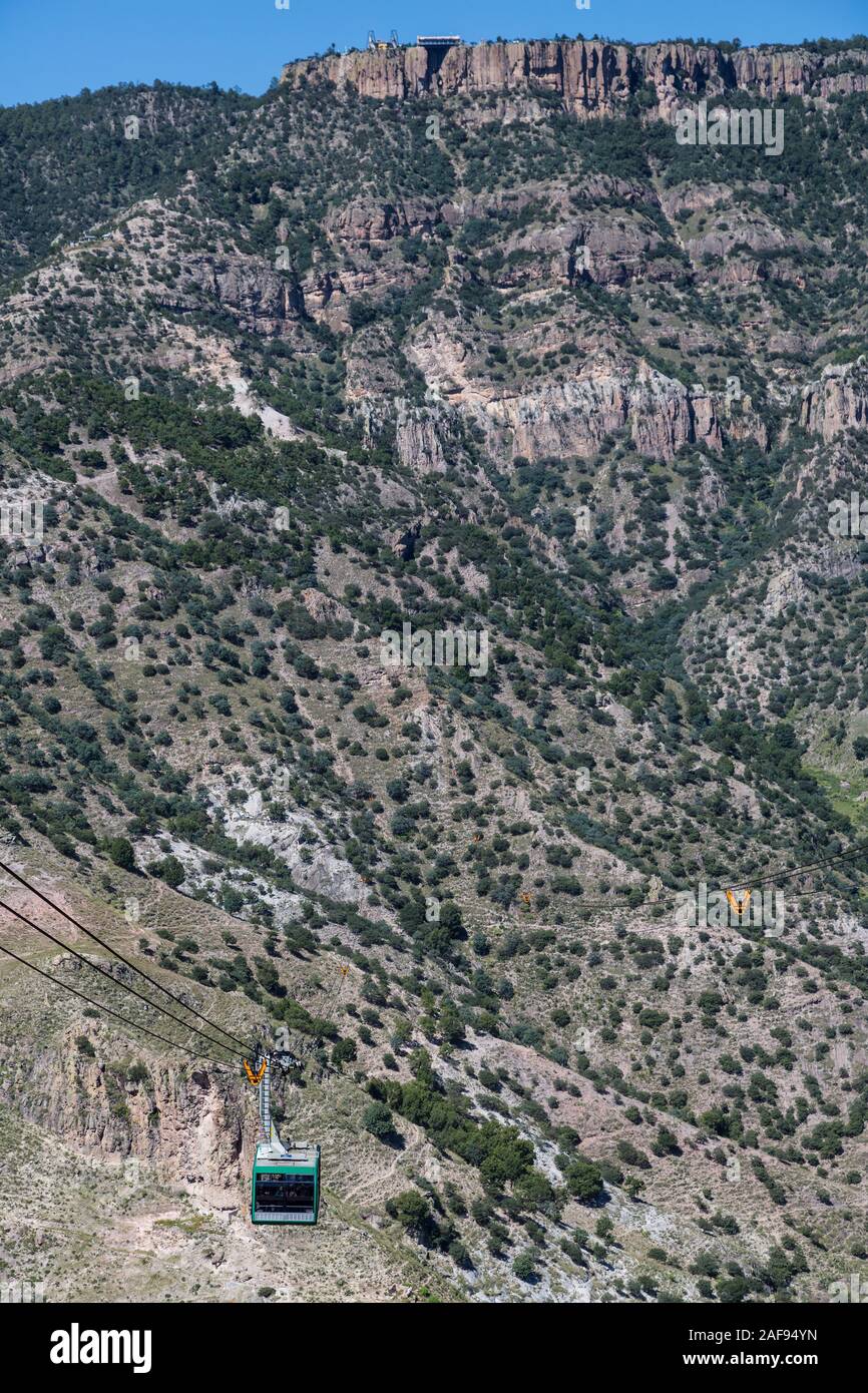 Divisadero, Kupfer Canyon, Chihuahua, Mexiko. Antenne Gondel en Route über Kupfer Canyon. Docking Station an der Spitze der Klippe. Stockfoto