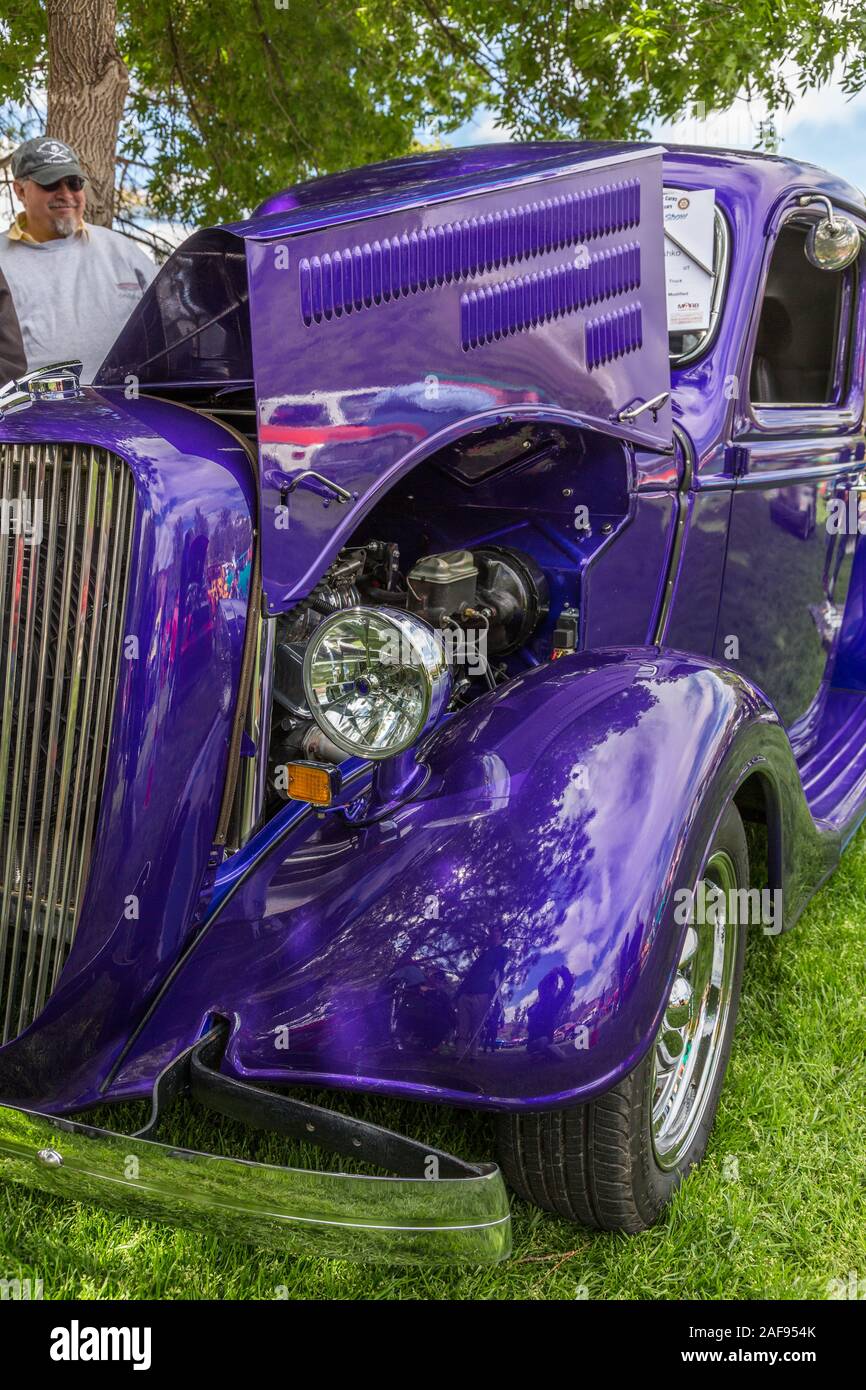 Ein restauriertes und modifizierte 1937 Ford Pickup Truck in der Moabiter April Aktion Auto Show in Moab, Utah. Stockfoto