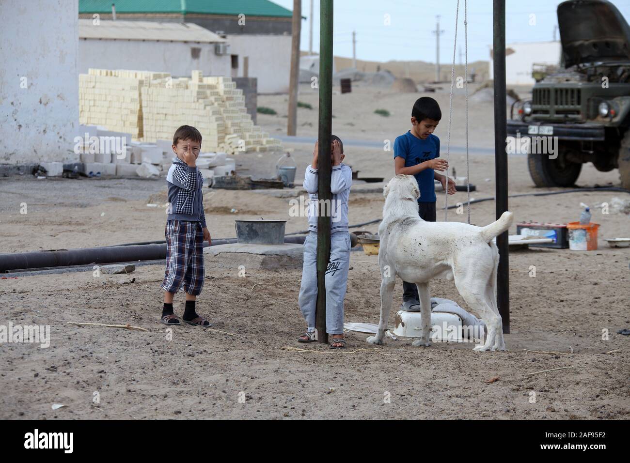 Kinder an Erbent Dorf im ländlichen Bereich der Wüste Karakum Turkmenistan Stockfoto