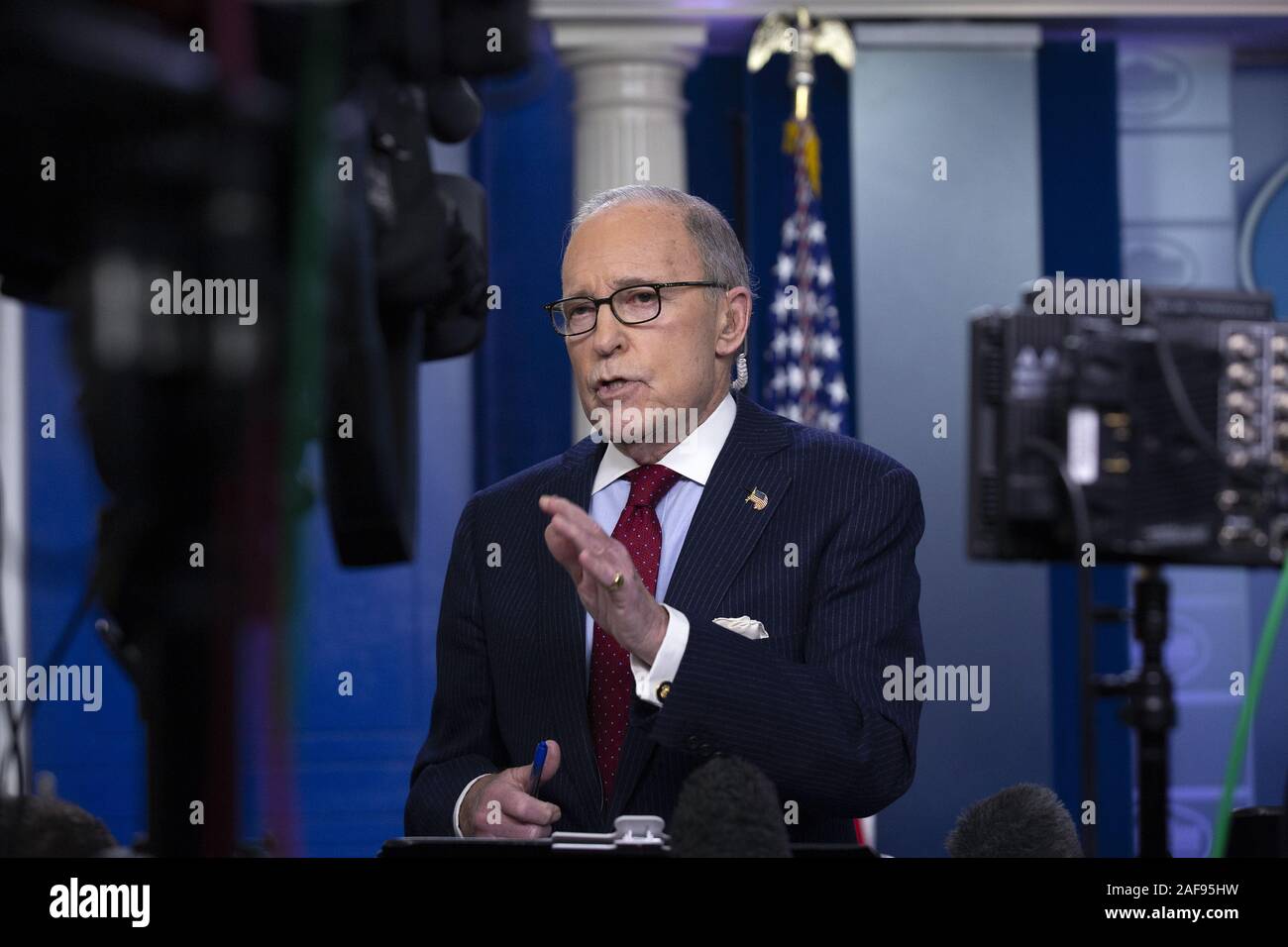 Washington DC, USA. 13 Dez, 2019. Direktor des National Economic Council Larry Kudlow spricht während ein Fernsehinterview, in dem James S. Brady Press Briefing Room im Weißen Haus in Washington, DC, USA, am Freitag, 13. Dezember 2019. Credit: Stefani Reynolds/CNP/ZUMA Draht/Alamy leben Nachrichten Stockfoto