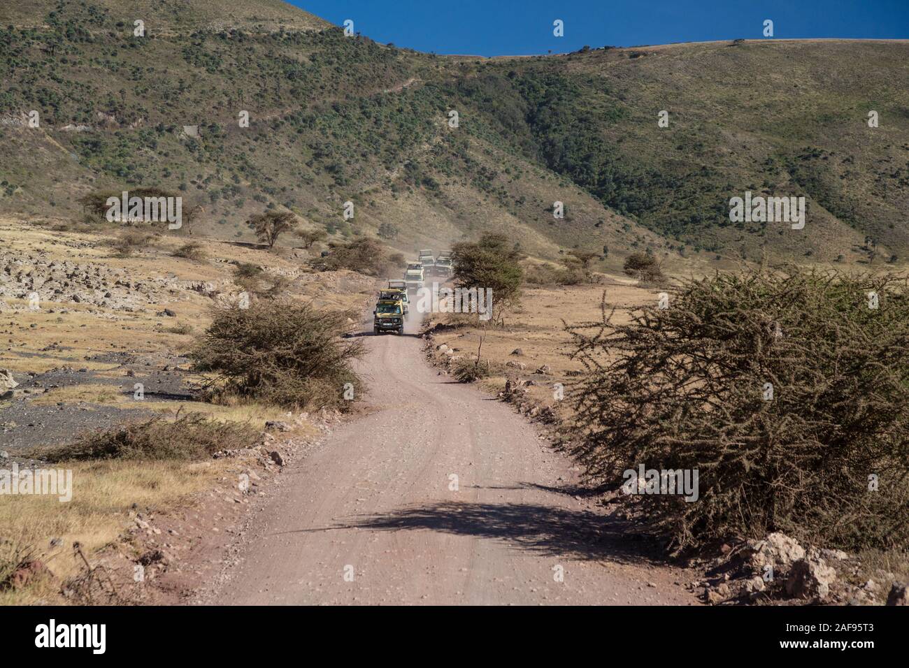 Tansania. Ngorongoro Krater. Fahrzeuge, die Einfahrt in den Krater. Stockfoto