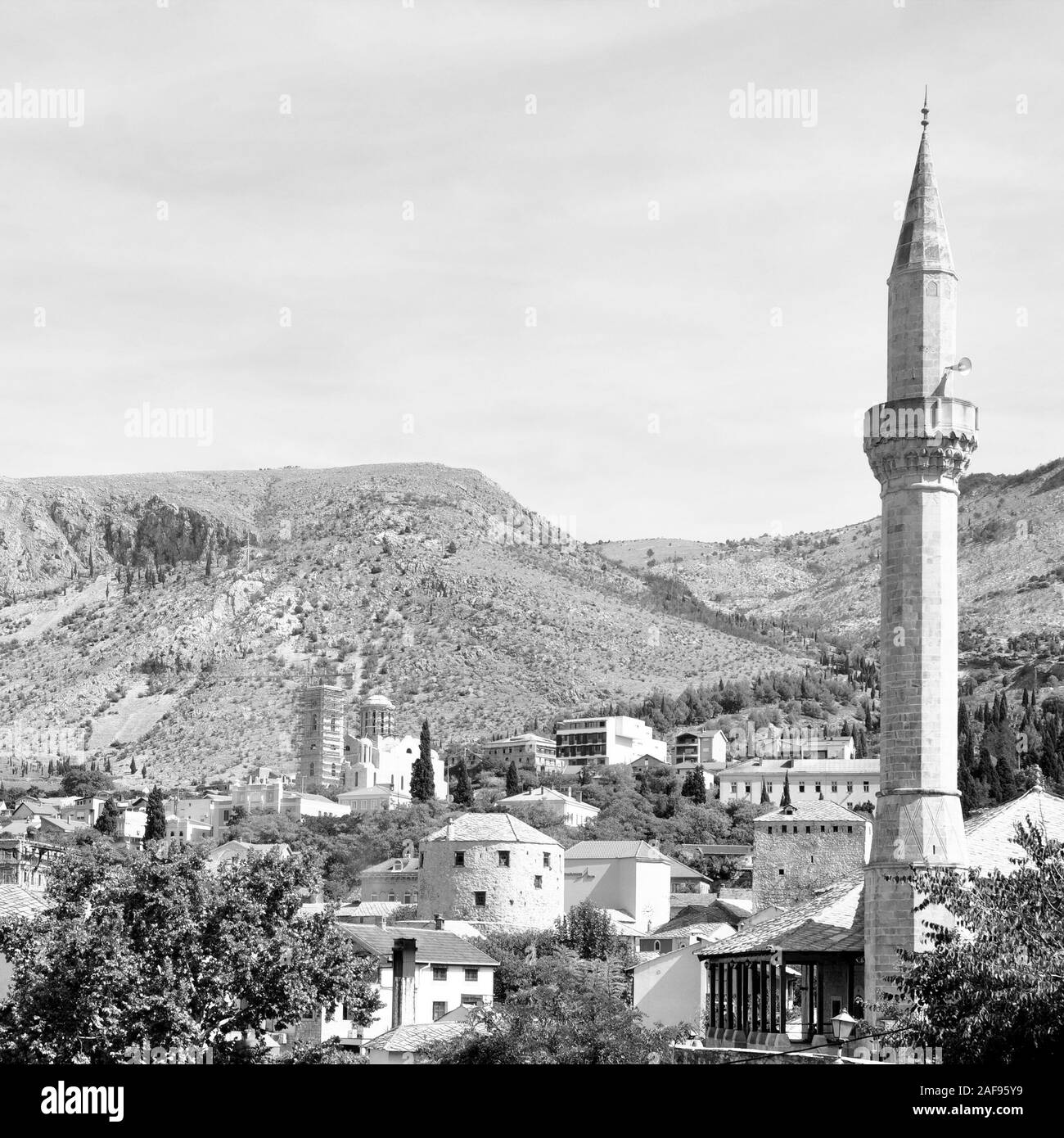 ImageScenic Blick auf die historische Stadt Mostar, Bosnien und Herzegowina. Schwarz und Weiß. Stockfoto