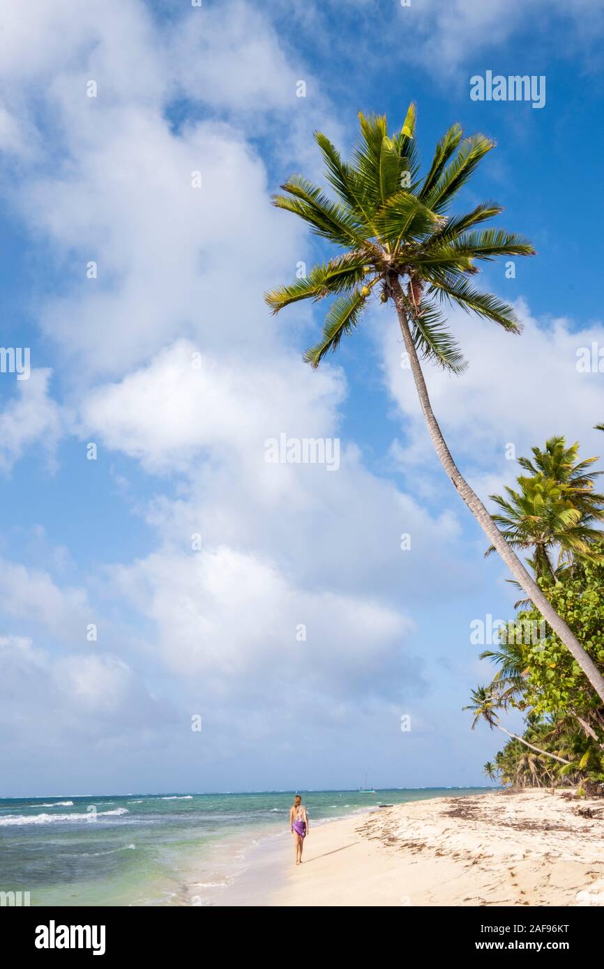 Eine Frau auf einem idyllischen tropischen Strand Stockfoto