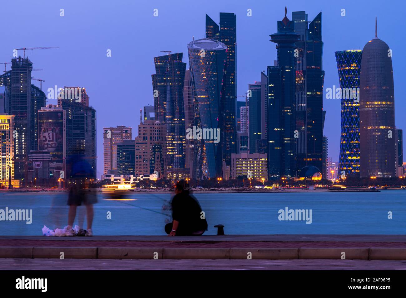 Menschen, die in Doha Corniche in Doha Skyline im Hintergrund Stockfoto