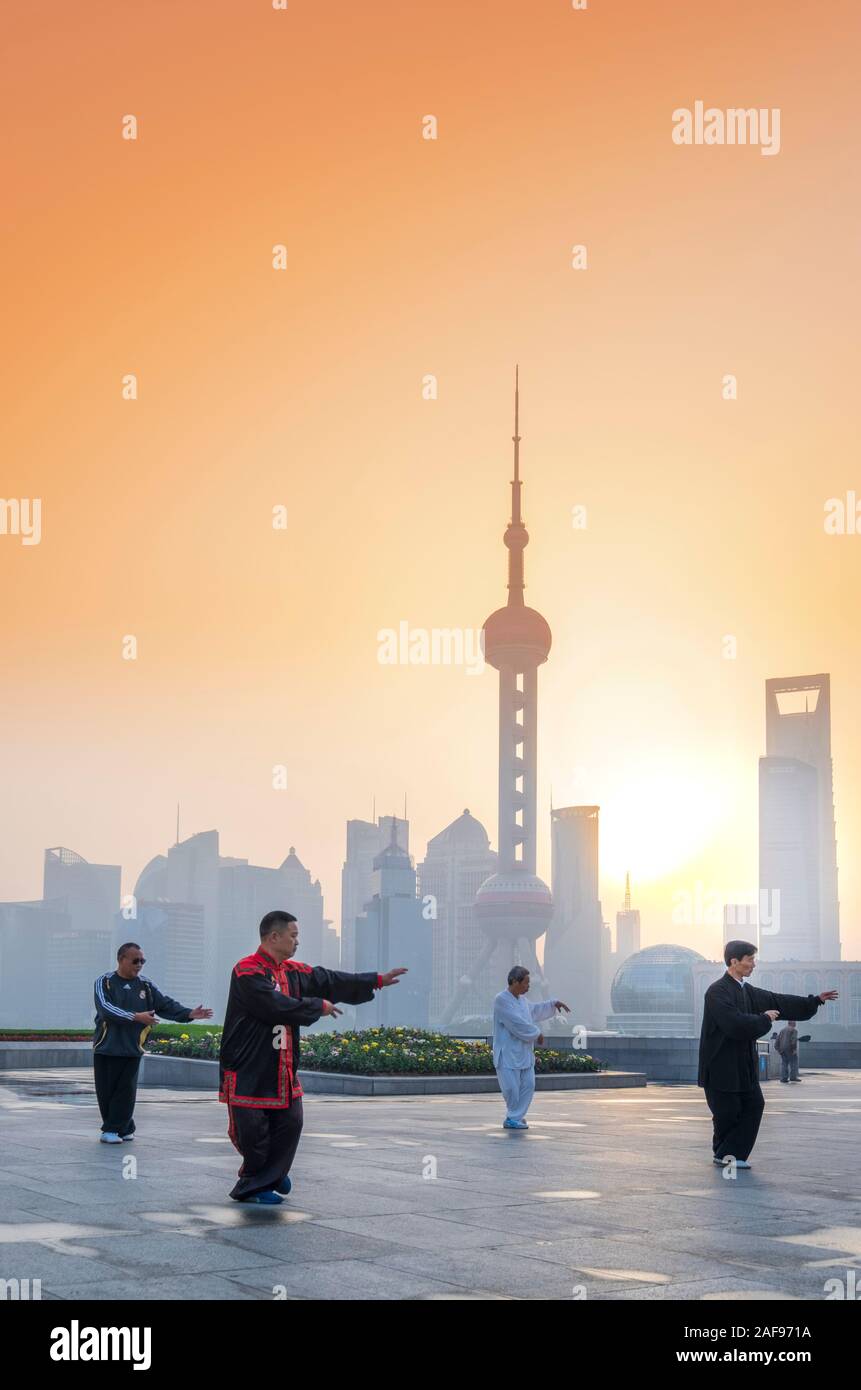 Die Einheimischen tun Tai Chi in der Morgendämmerung gegen und die Skyline von Pudong Shanghai, China Stockfoto