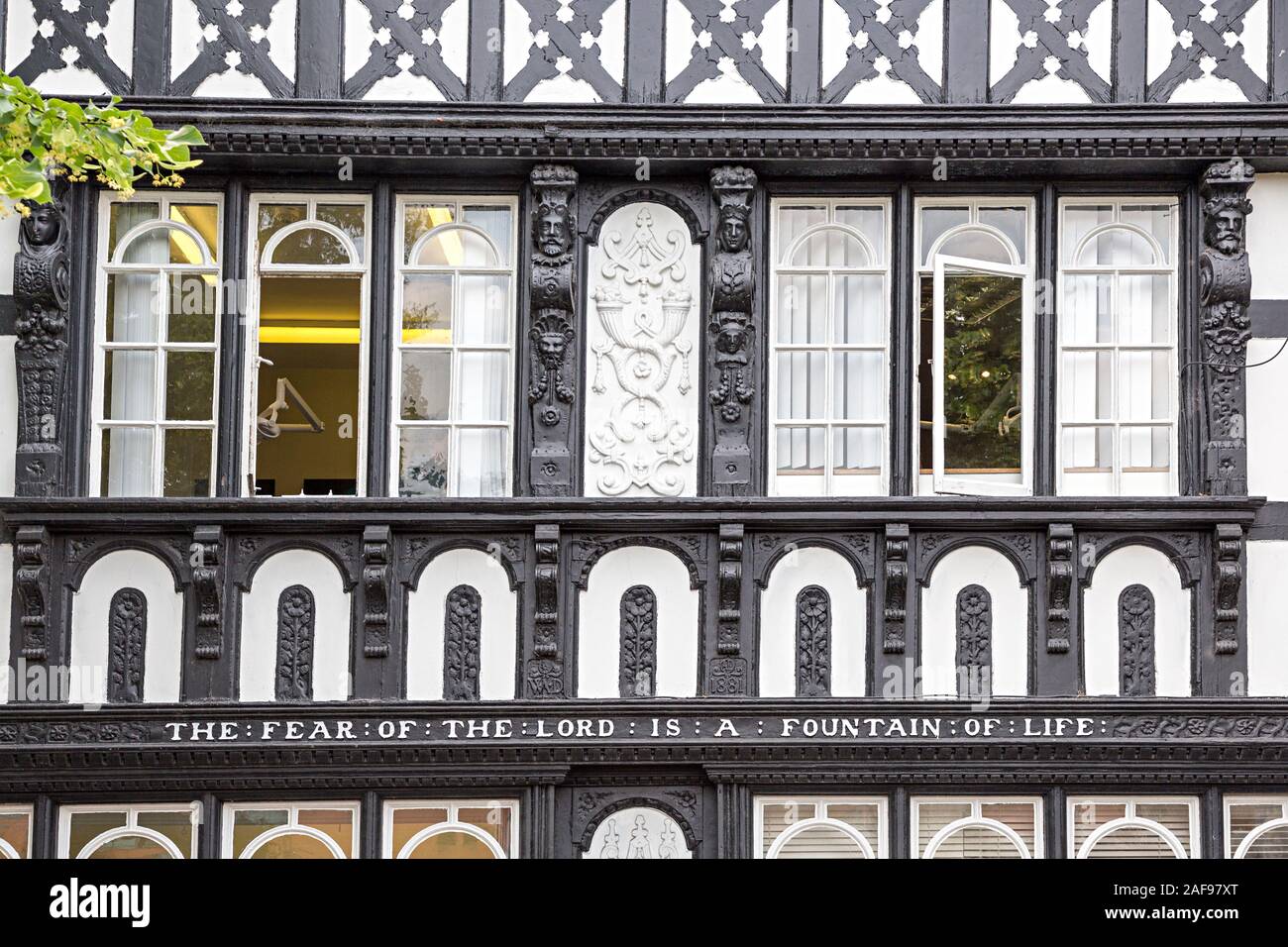 Fachwerk schwarz-weißes Gebäude mit religiösen Inschrift, die Furcht des Herrn ist eine Quelle des Lebens, Chester, Cheshire, England, Großbritannien Stockfoto
