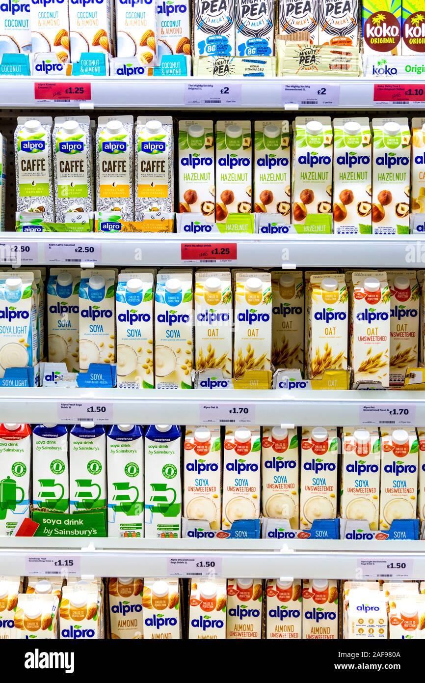 Eine Auswahl an pflanzlichen und Mutter nicht aus Milch Milch im Supermarkt, London, UK Stockfoto