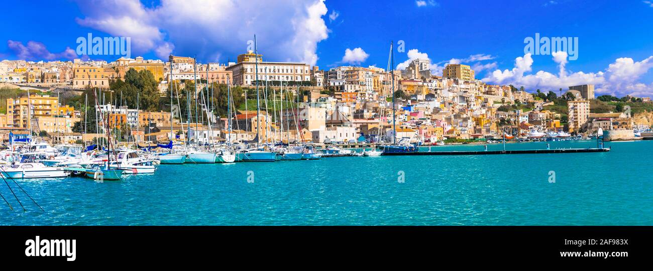 Schöne Sciacca Stadt, Ansicht mit bunten Häusern und Meer, Sizilien, Italien. Stockfoto