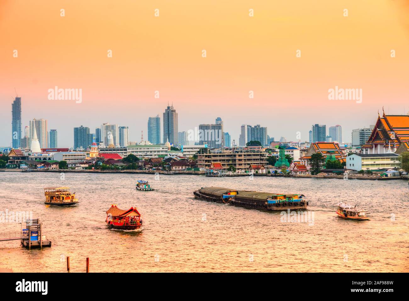 Skyline von Bangkok am Chao Praya Fluss bei Sonnenuntergang, Bangkok, Thailand. Stockfoto