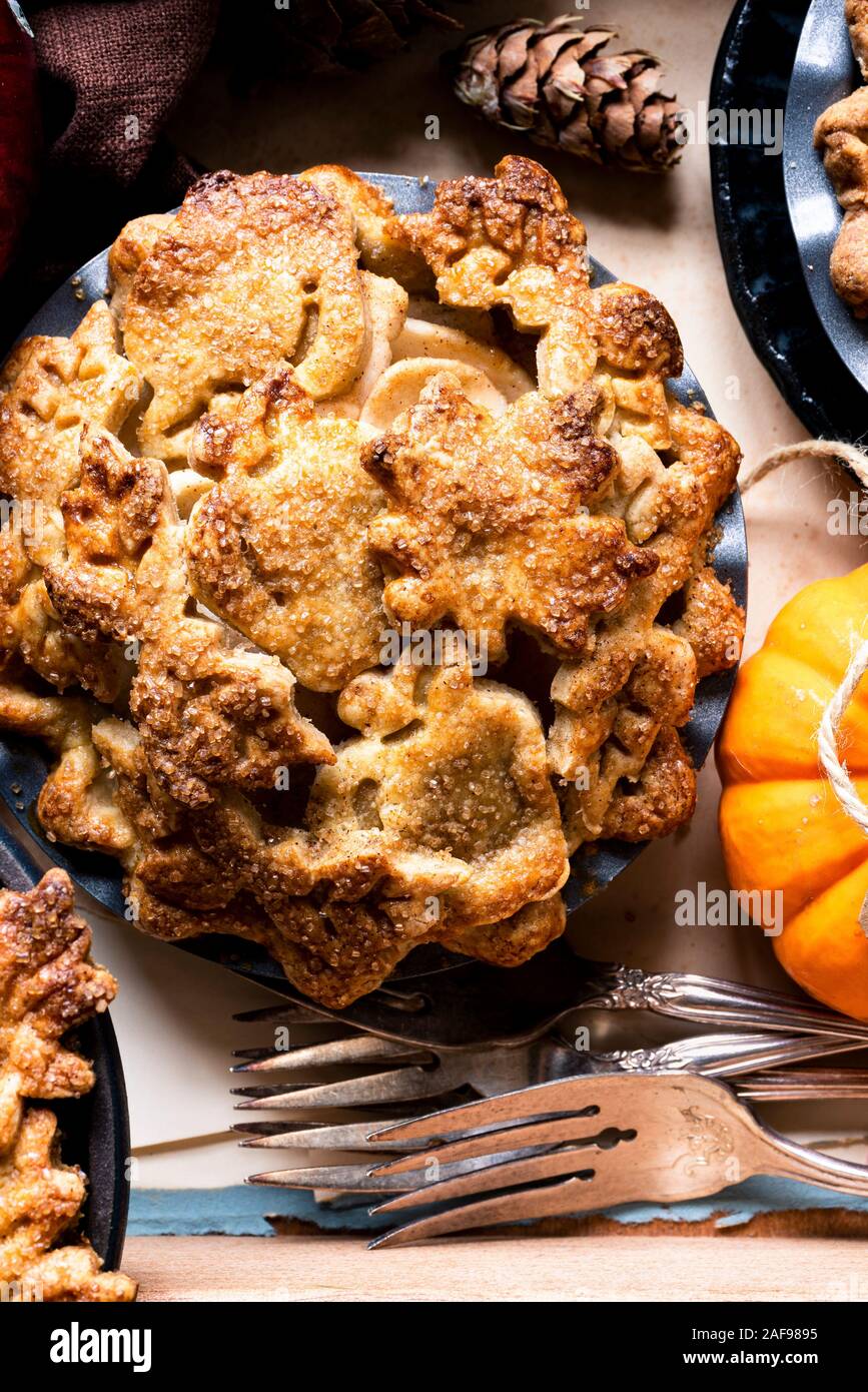 Glutenfrei Mini Kürbis und Apfel Kuchen. Stockfoto