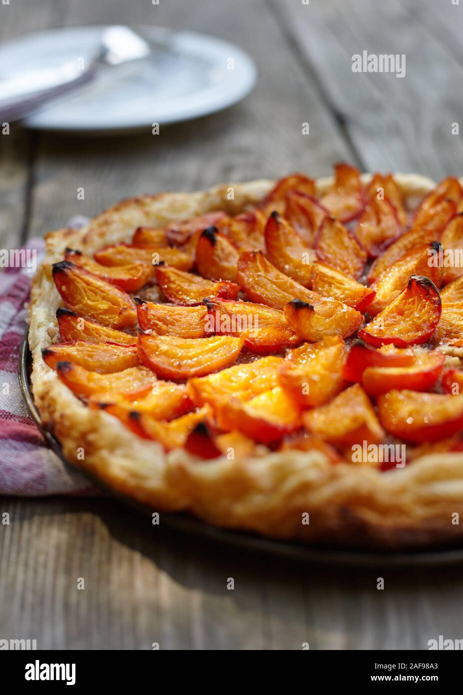 Köstliche Aprikosen Mandel Kuchen auf Blätterteig. Stockfoto