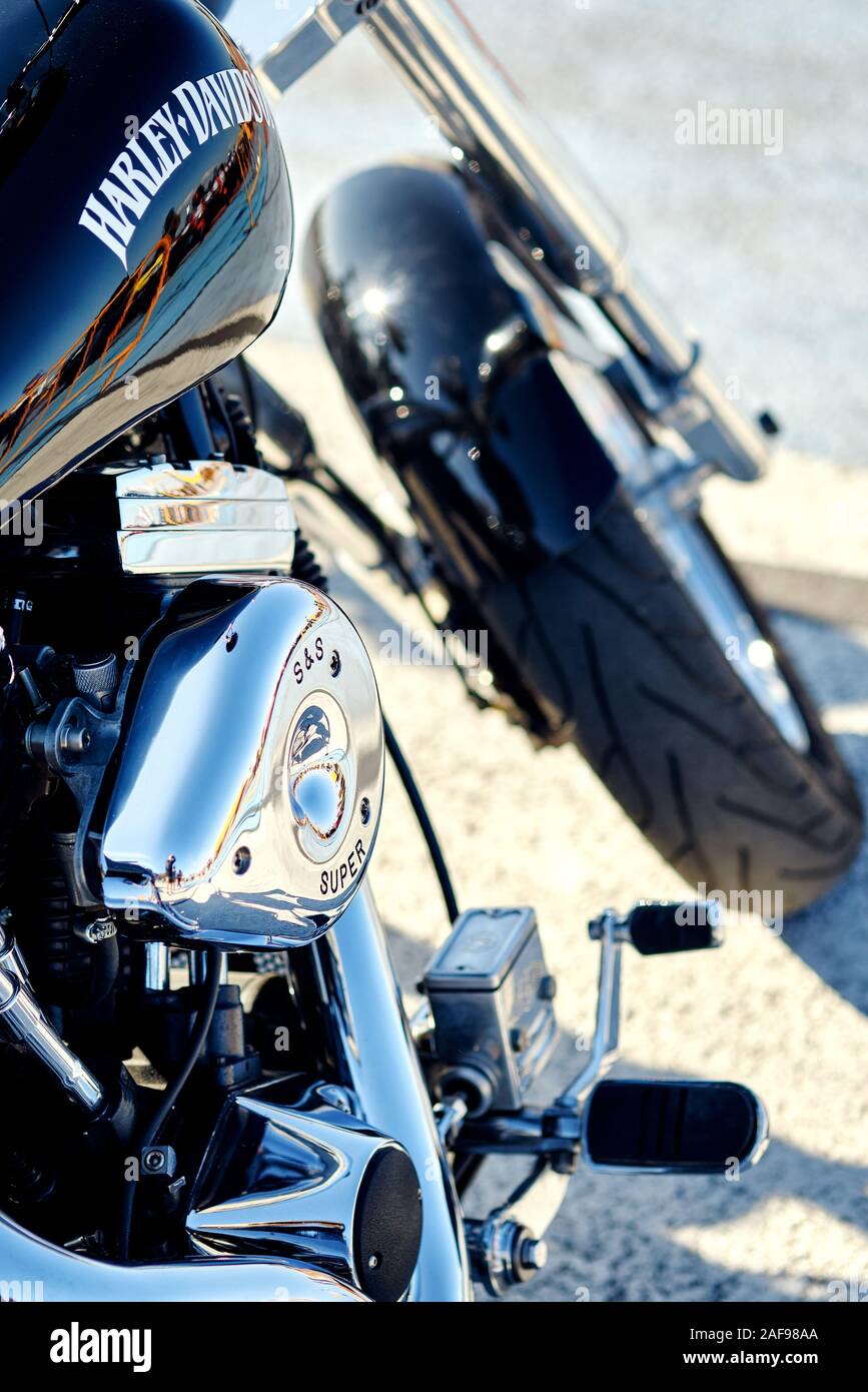 Torrevieja, Spanien - 1. Dezember 2019: Nahaufnahme des Motorrads von Harley-Davidson, der berühmten amerikanischen Marke, des luxuriösen Landfahrzeugs Chrom Stockfoto