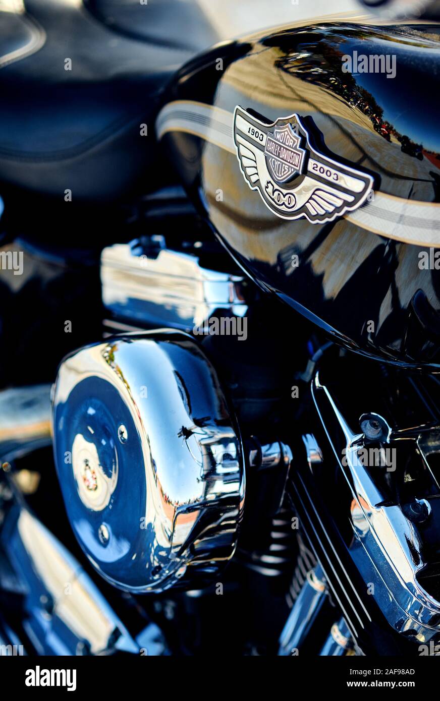 Torrevieja, Spanien - 1. Dezember 2019: Nahaufnahme des Motorrads von Harley-Davidson, der berühmten amerikanischen Marke, des luxuriösen Landfahrzeugs Chrom Stockfoto