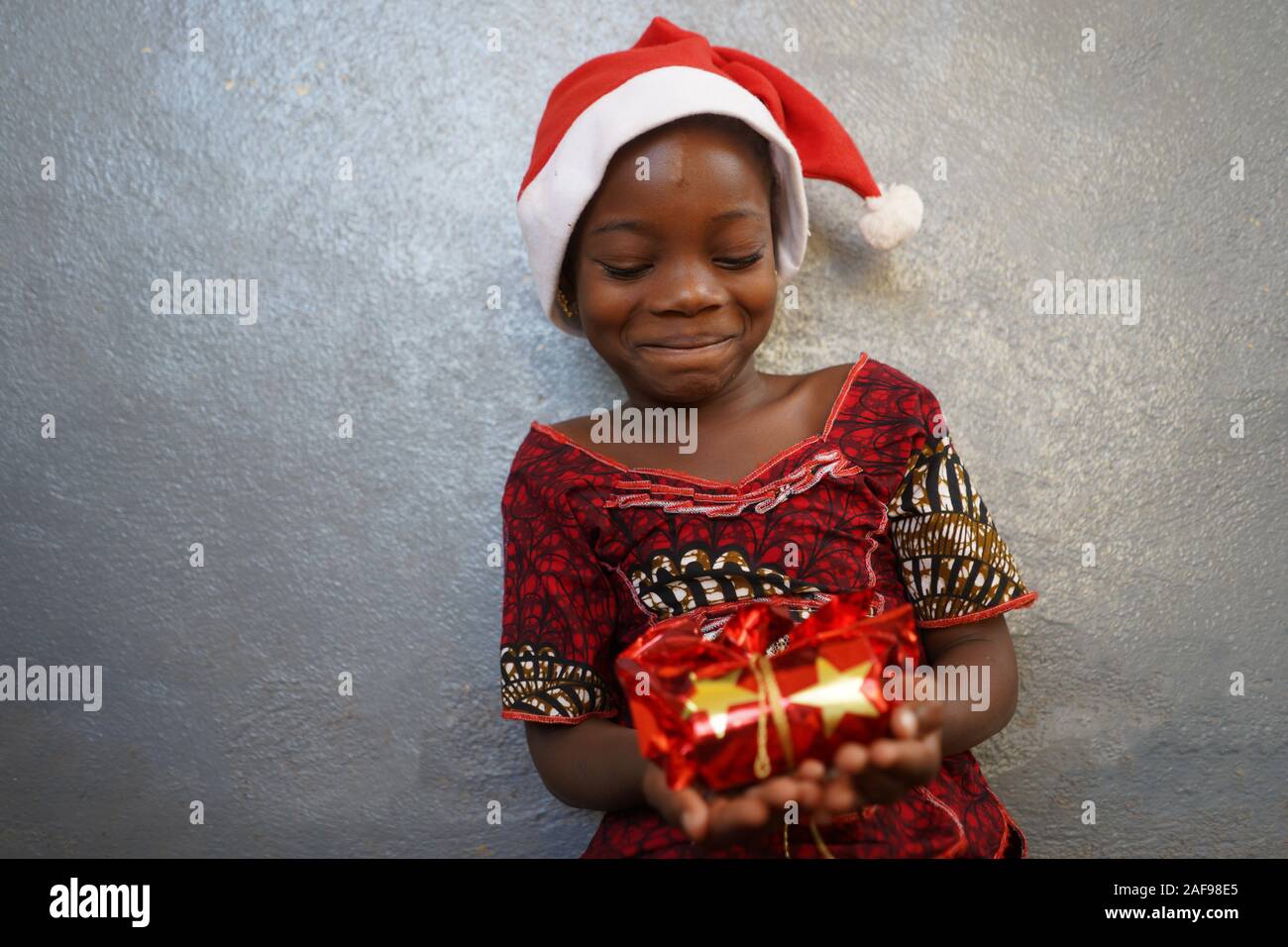 Weihnachtsgeschenk für Afrikanischen schwarzen Jungen Frauen Stockfoto