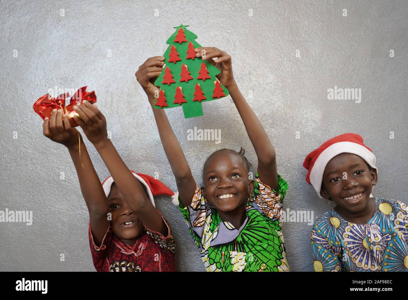 Drei wunderschönen afrikanischen Jungen und Mädchen glücklich für Weihnachten Stockfoto