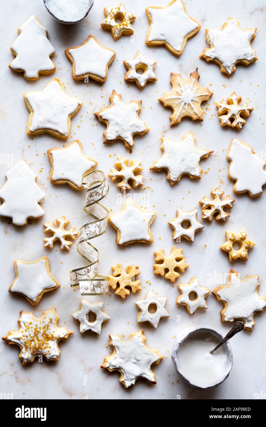 Glutenfreie Sugar Cookies mit Royal Zuckerglasur Dekoration Stockfoto