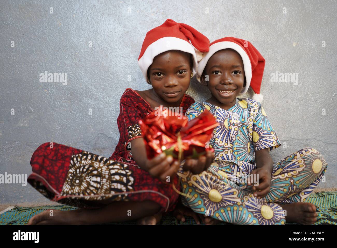 Schließen Sie herauf Foto der afrikanischen Kinder glücklich für Weihnachten Stockfoto