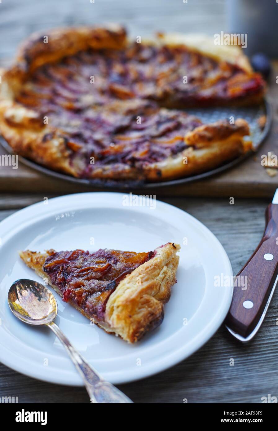 Köstliche Mandel Pflaumenkuchen auf Blätterteig. Stockfoto