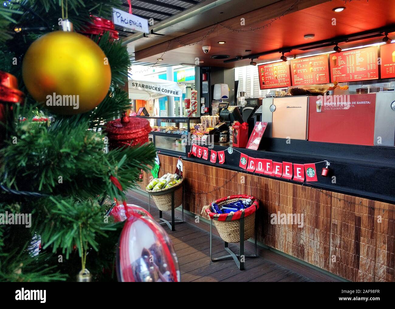 Torrevieja, Spanien - November 27, 2019: Weihnachten Dekoration Showcase bei Starbucks Coffee Shop, verziert Christbaum als Symbol des neuen Jahres Stockfoto