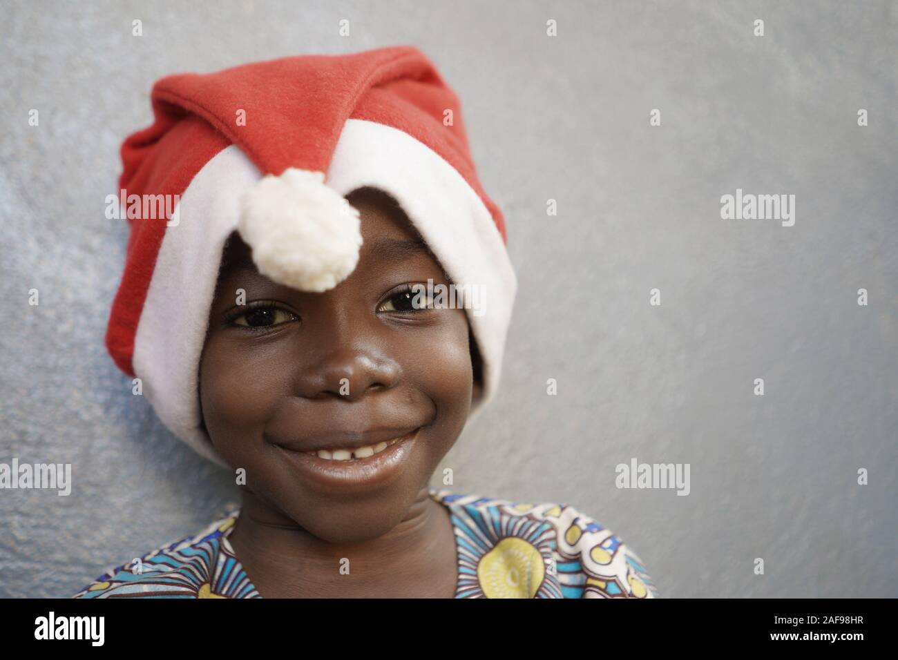 Kleinen afrikanischen Jungen Portrait liebt Weihnachten Stockfoto