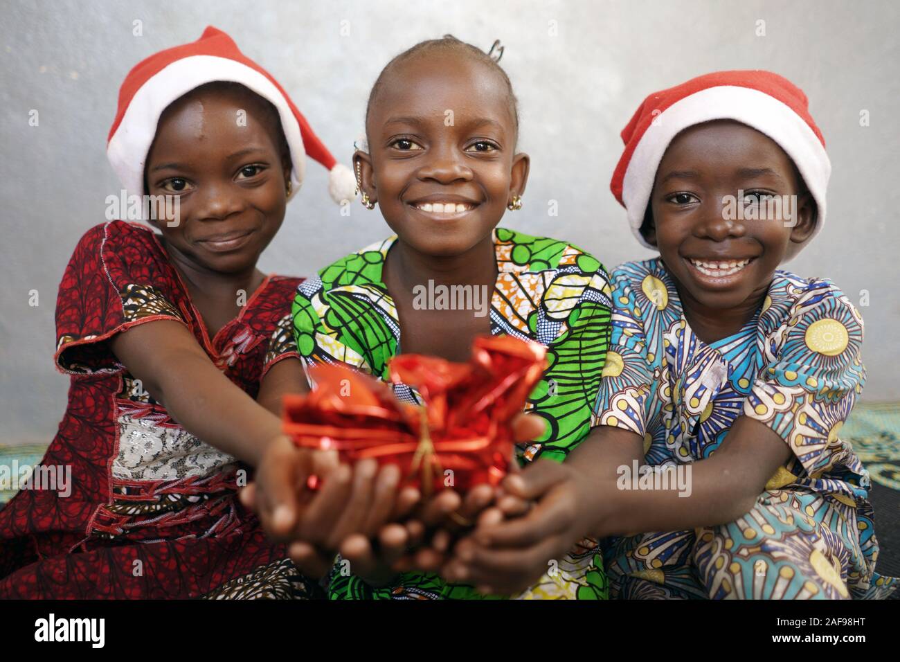 Ethnische afrikanische Kinder Lächeln und Lachen für Weihnachten Symbol Stockfoto