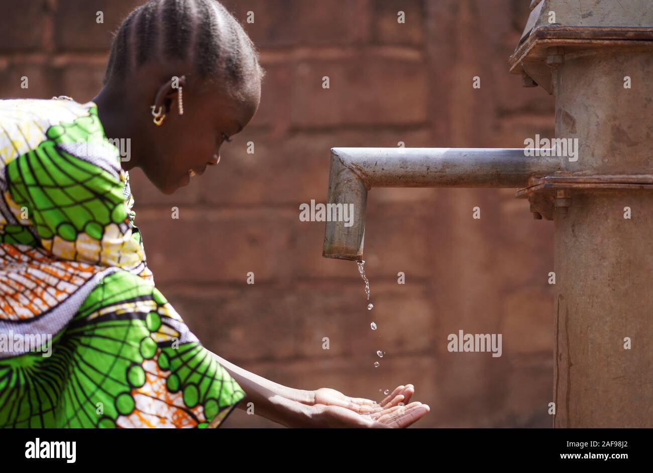 Nahaufnahme von African Black Girl, das Sich Im Freien waschen soll Stockfoto