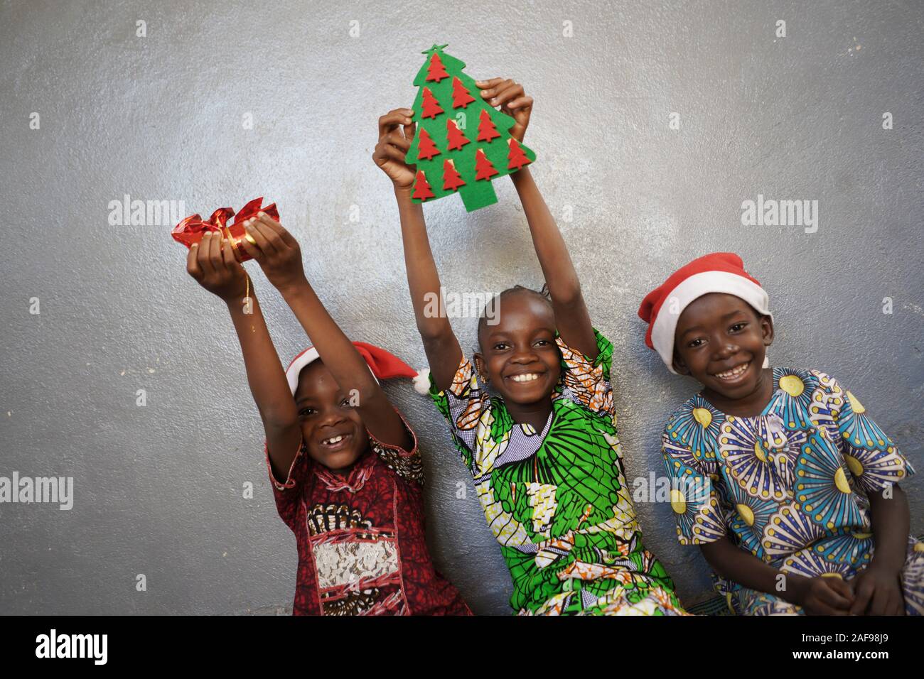 Das wahre Glück Symbol an einer Weihnachtsfeier mit afrikanischen Kindern Stockfoto