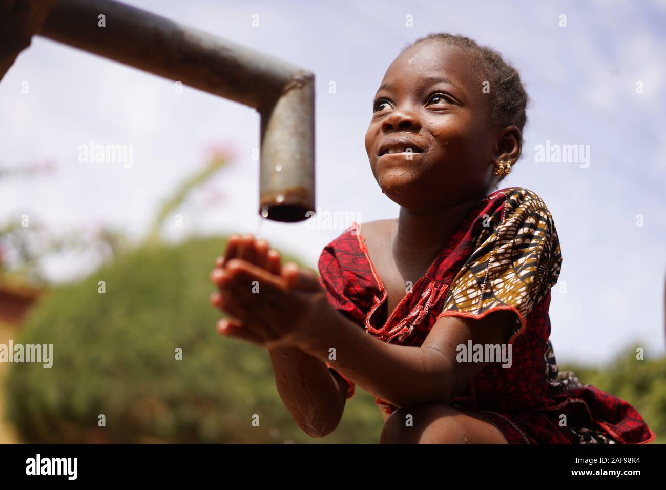 Menschenrechtsfragen, Afrikanische Frau des schwarzen Ethnicity Girl Trinkt Frisches Sauberes Wasser von Tap Stockfoto