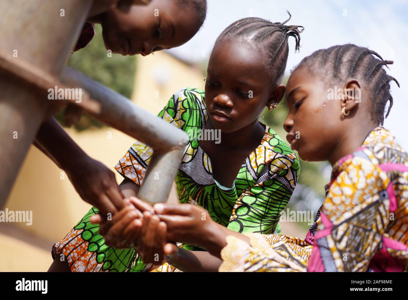 Diversity Symbol Von Drei afrikanischen Kindern mit Wasser Stockfoto