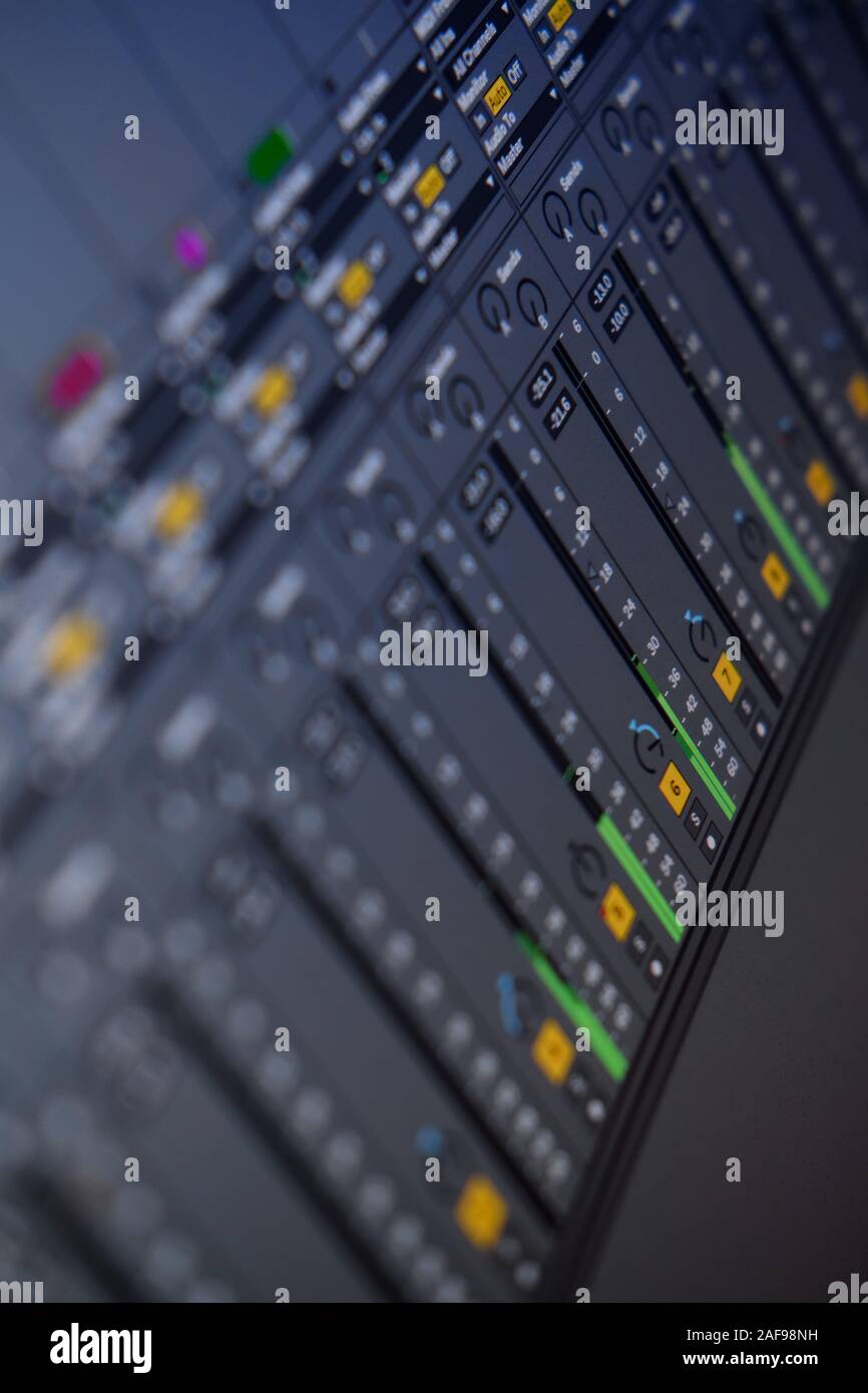 Nahansicht Computermonitor digitale Audio-Workstation oder DAW Music Production App, Software für elektronische Geräteanwendungen, die für die Aufnahme verwendet wird Stockfoto
