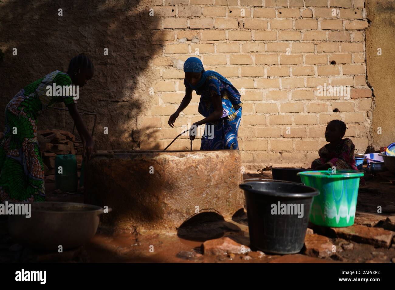 Dorf Candid Shot der afrikanischen Mädchen sammeln das Wasser als Symbol der Armut Stockfoto