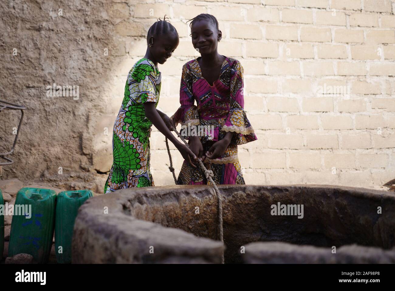 Nahaufnahme von zwei wunderschönen afrikanischen Mädchen mit Wasser gut Stockfoto
