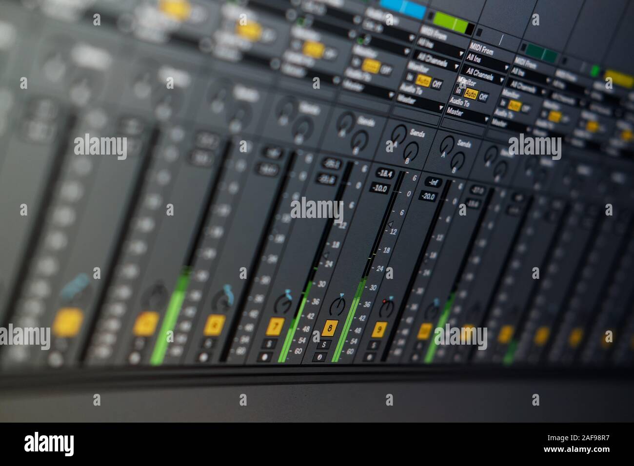 Nahansicht Computermonitor digitale Audio-Workstation oder DAW Music Production App, Software für elektronische Geräteanwendungen, die für die Aufnahme verwendet wird Stockfoto