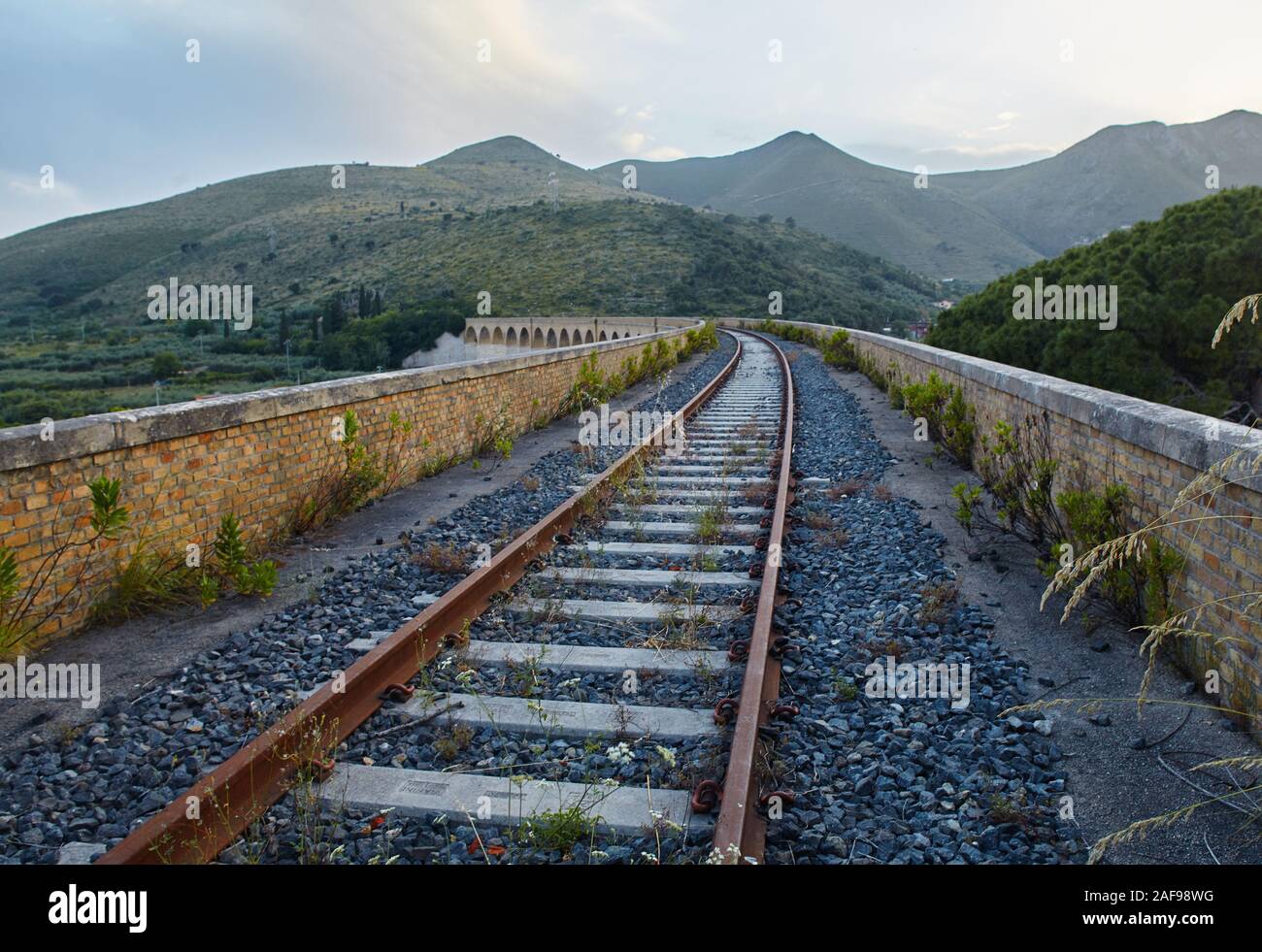 Am Abend Blick auf den Viadukt in der Nähe von Formia, Italien Stockfoto
