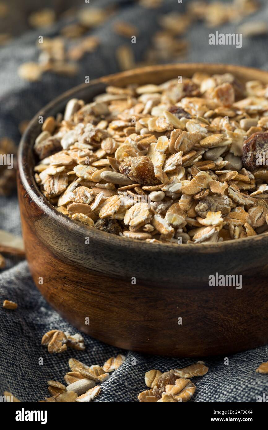 Hausgemachte trockene Hafer Müsli mit Mandeln und Rosinen Stockfoto