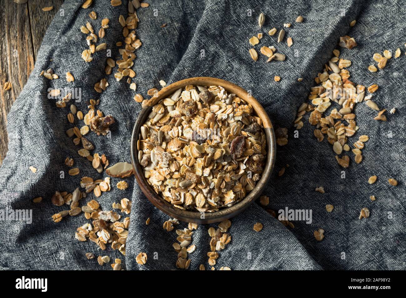 Hausgemachte trockene Hafer Müsli mit Mandeln und Rosinen Stockfoto