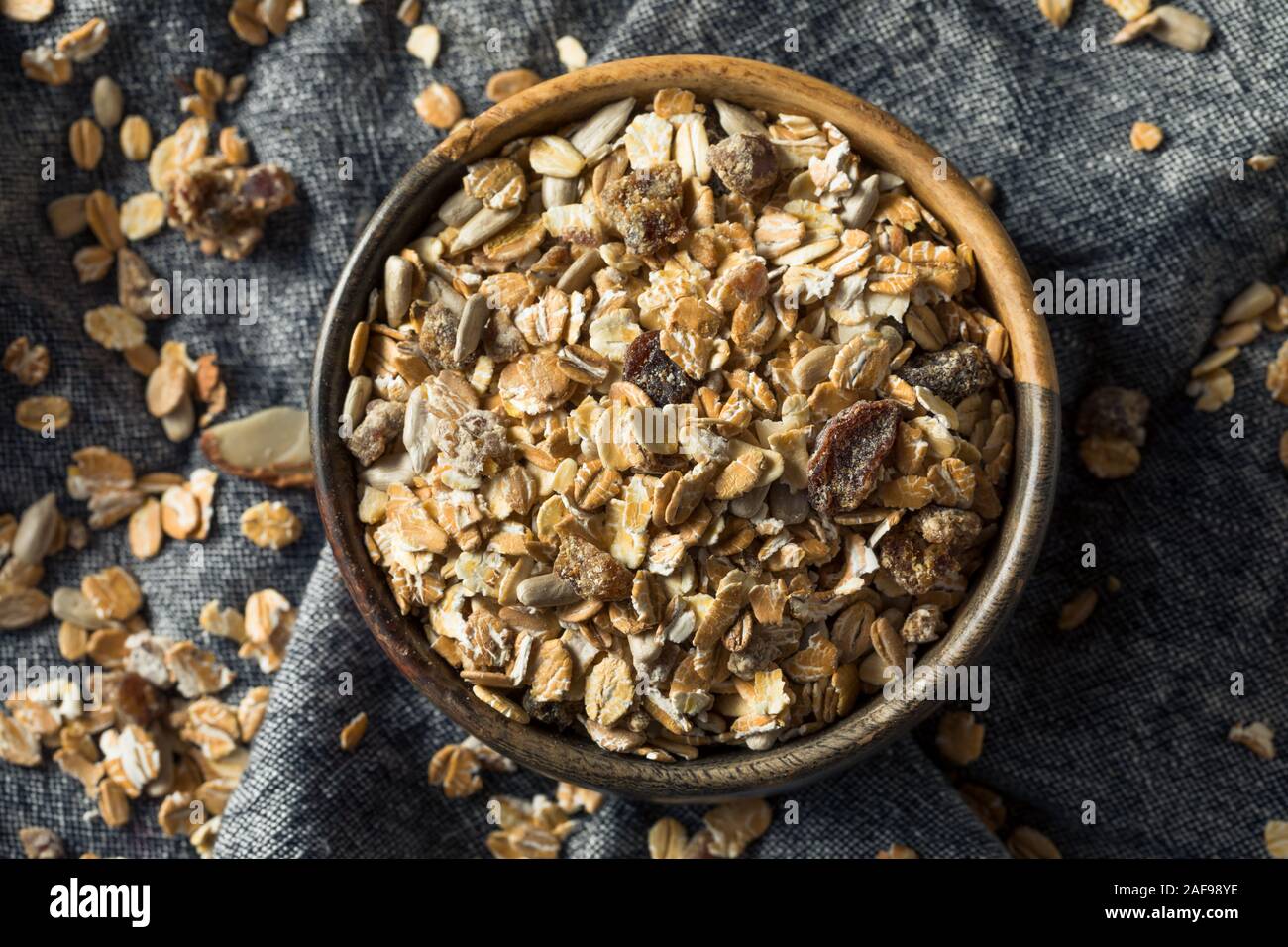 Hausgemachte trockene Hafer Müsli mit Mandeln und Rosinen Stockfoto