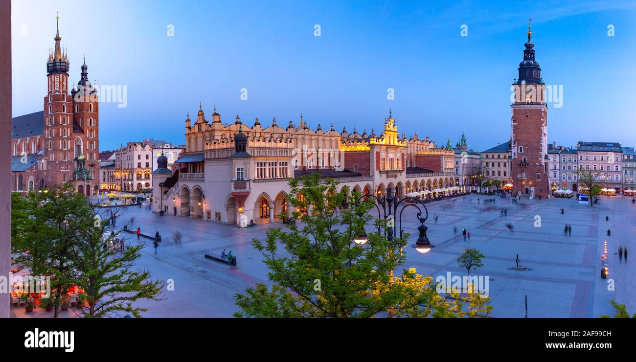 Antenne Panorama der mittelalterlichen Marktplatz und Basilika St. Maria, Tuchhallen und Rathausturm in der Altstadt von Krakau bei Nacht, Polen Stockfoto