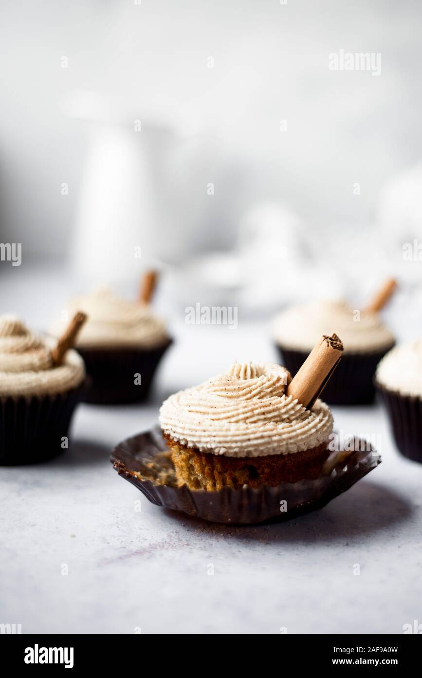 Kürbis zimt Cupcakes mit Ahorn gebräunt Butter frosting Stockfoto