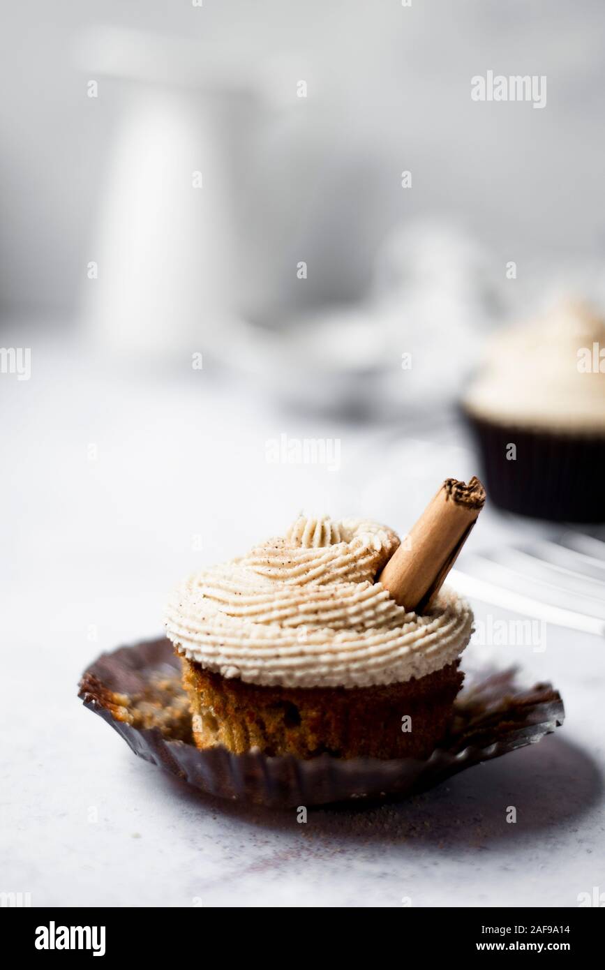 Kürbis zimt Cupcakes mit Ahorn gebräunt Butter frosting Stockfoto