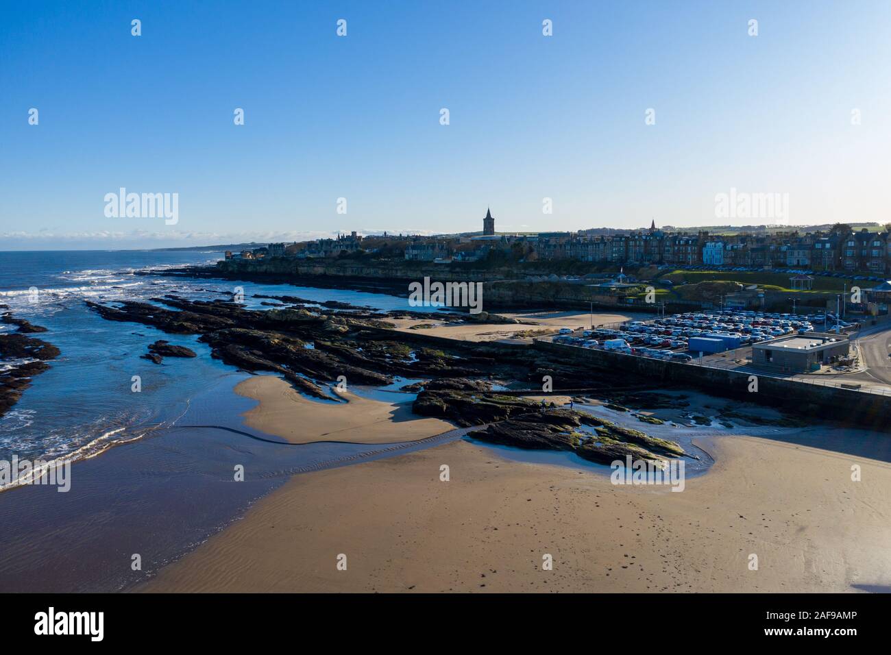 Bei Ebbe am West Sands Beach entdeckt man schroffe Felsen, die die Küstenstadt St Andrews, Schottland, umgeben. Stockfoto