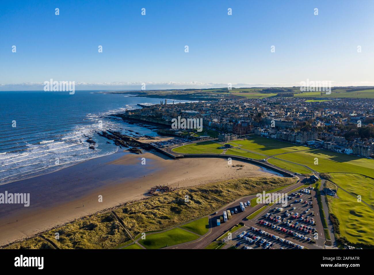 Luftaufnahme von St Andrews von West Sands. Die felsige Küste und der Old Course von St Andrews sind beide auf diesem atemberaubenden Foto zu sehen. Stockfoto