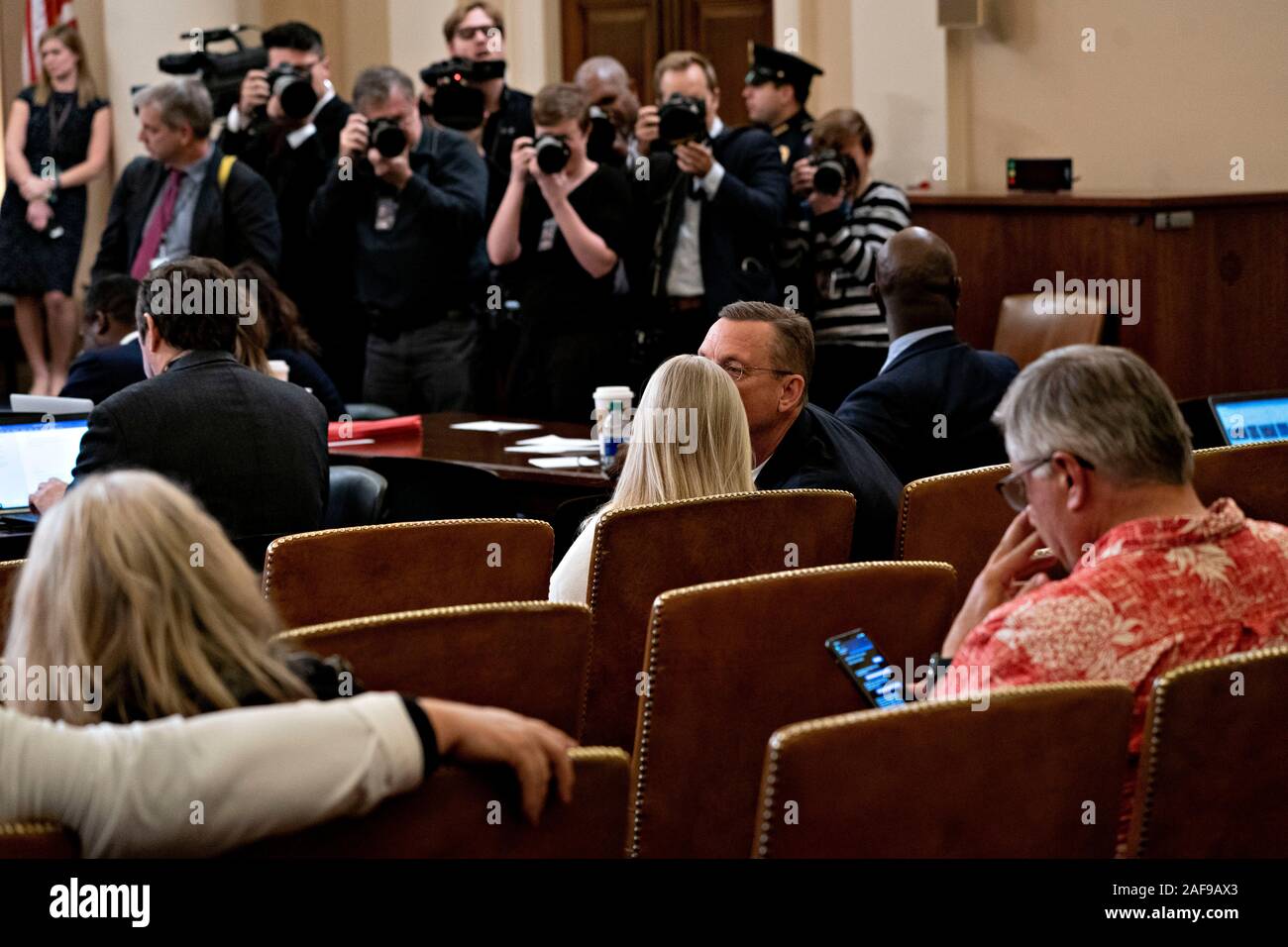 Washington, DC, USA. 12 Dez, 2019. United States Vertreter Doug Collins (Republikaner für Georgien), Ranking, US-Repräsentantenhauses, Mitte rechts, küsst seine Frau Lisa Collins während einer Sitzung in Washington, DC, USA, am Donnerstag, 31.12.12, 2019. Der Ausschuss wird gesetzt, diskutieren Artikel Amtsenthebungsverfahren gegen US-Präsident Donald J. Trumpf heute mit einer wahrscheinlich Party-line Abstimmung zu beenden die Auflösung auf dem Boden des Hauses zu senden. Credit: Andreas Harrer/Pool über CNP | Verwendung der weltweiten Kredit: dpa/Alamy leben Nachrichten Stockfoto