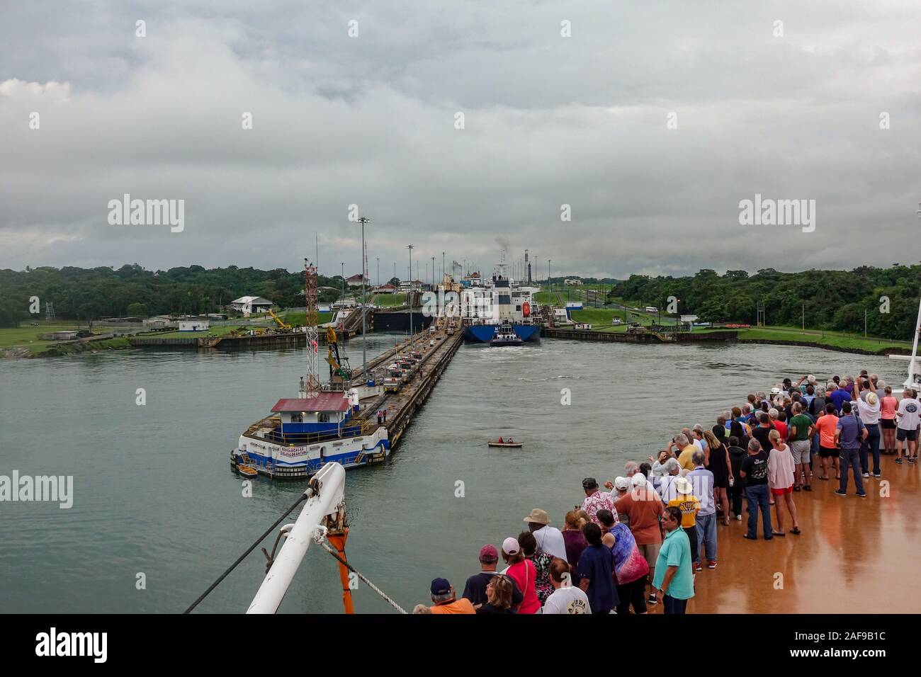 Panama - 11/6/19: ein Kreuzfahrtschiff mit den Passagieren auf den Bug eines Schiffes die erste Schleuse des Panamakanals eingeben. Stockfoto
