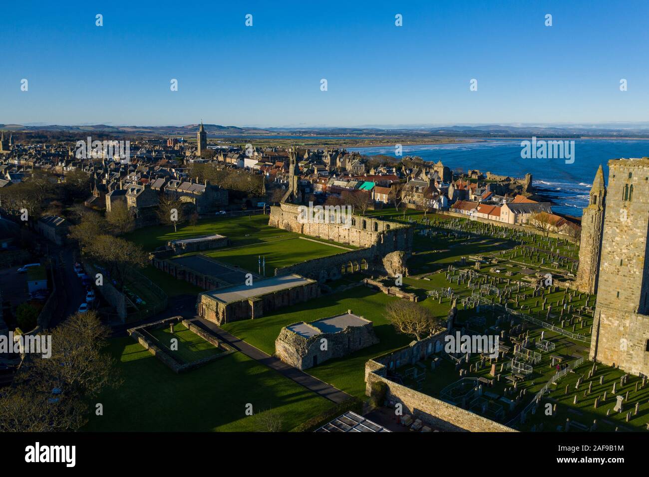Einzigartige Drohne Ansicht der Ruinen der St Andrews Cathedral, Schottland mit der dramatischen Küste im Hintergrund gesehen. Stockfoto