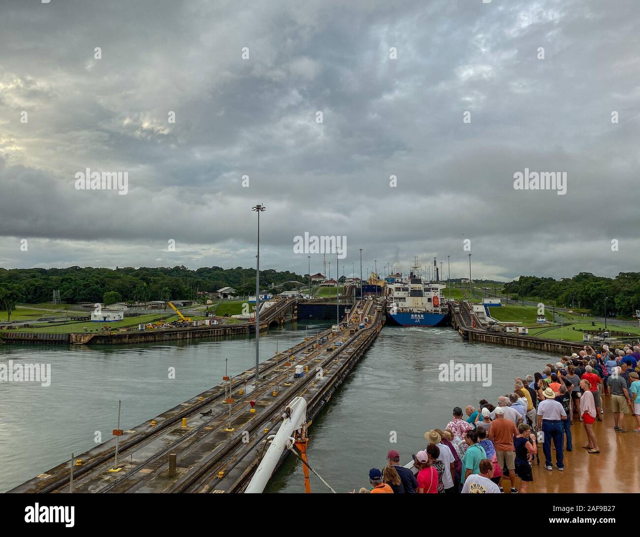 Panama - 11/6/19: ein Kreuzfahrtschiff mit den Passagieren auf dem Bug des Schiffes beobachten den Panama Kanal eingeben. Stockfoto