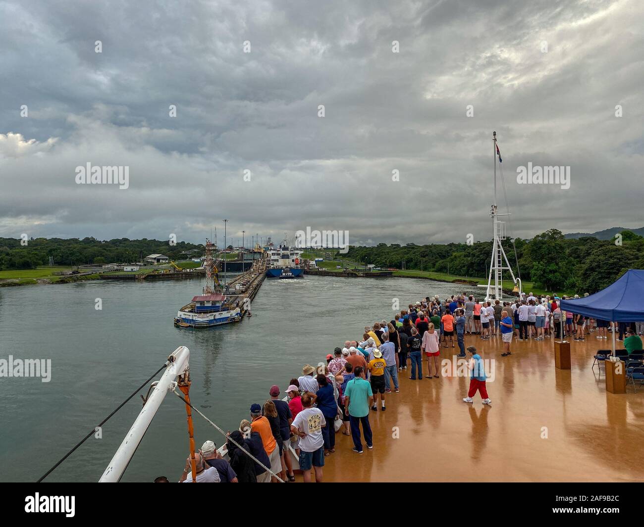 Panama - 11/6/19: ein Kreuzfahrtschiff mit den Passagieren auf dem Bug des Schiffes beobachten den Panama Kanal eingeben. Stockfoto